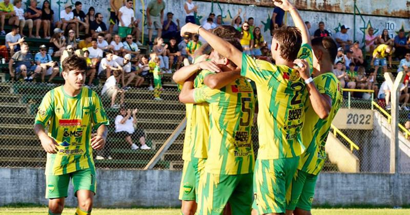 Defensores de Salto viene de eliminar a La Emilia en cuartos de final con un resultado global de 4 a 0