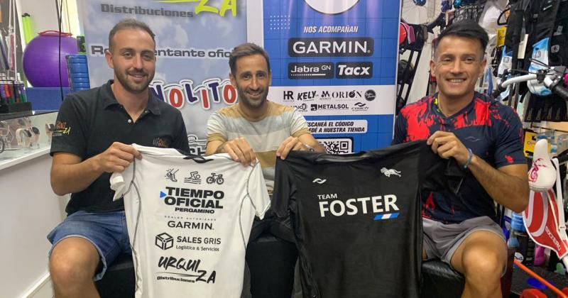 Ignacio Dinatale Patricio Foster y Luciano Dragi exhiben las nuevas remeras del Team Foster