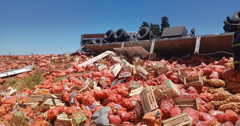 Los cajones de tomates y las bolsas de cebollas quedaron esparcidas en la banquina donde despistó el camión