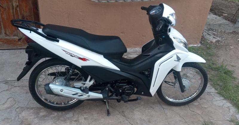 La motocicleta Honda Wave que adquirió la mujer damnificada por estafadores nicoleños que siguen ofreciendo rodados a la venta en redes sociales