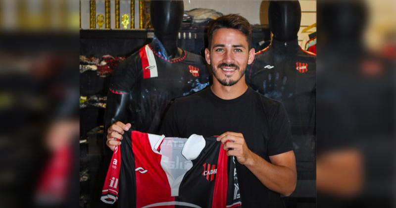 Boris Magnago con la camiseta Rojinegra luego de firmar su contrato