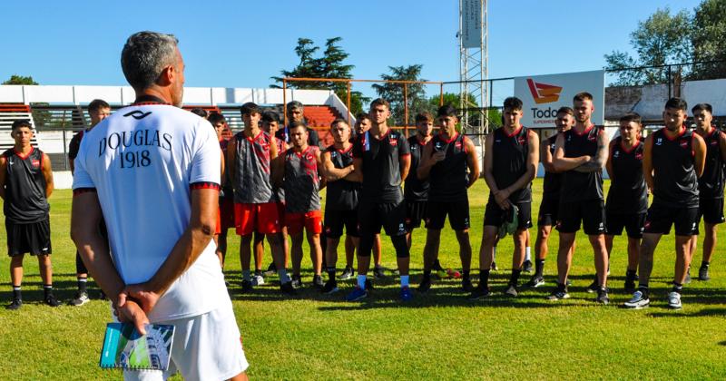 El técnico Adrin Aranda dialoga con los jugadores en el Miguel Morales