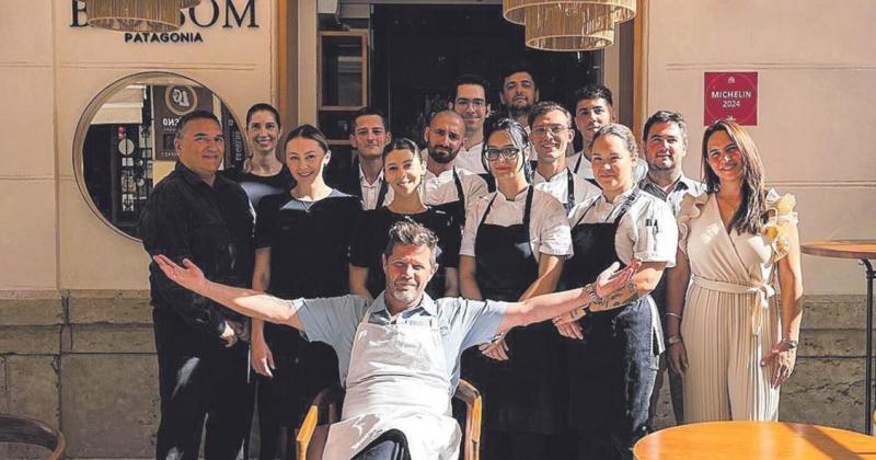 Instalado en Mlaga desde 2019 Emiliano despliega toda su creatividad en Blossom para sorprender con una experiencia culinaria de alto vuelo donde su equipo de cocina también brilla y se afianza en un intercambio mutuo y enriquecedor