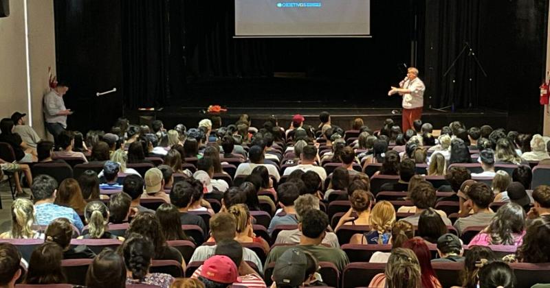 Las charlas se llevarn a cabo por la tarde en la sala del Teatro Unión Ferroviaria