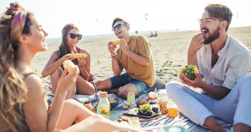 Debido a las altas temperaturas el cuerpo necesita recibir alimentos que aporten fibra y agua principalmente