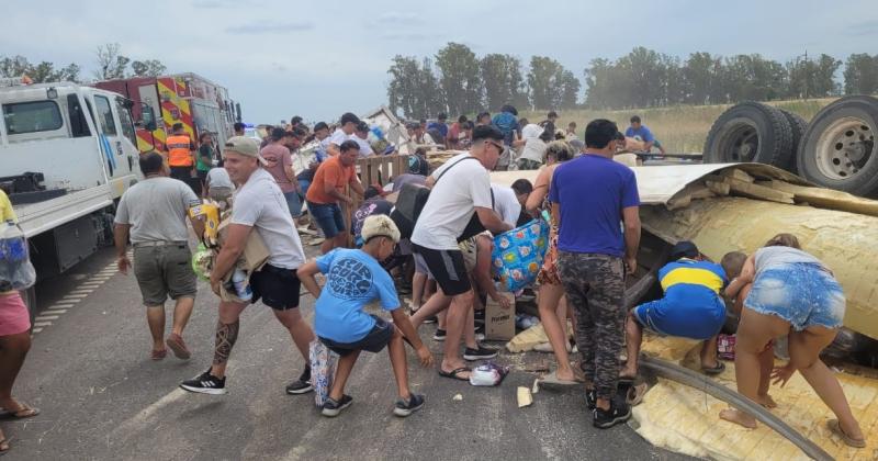 Las personas se agolparon en grupos familiares a apoderarse de los productos que quedaron esparcidos en los alrededores del camión semirremolque volcado