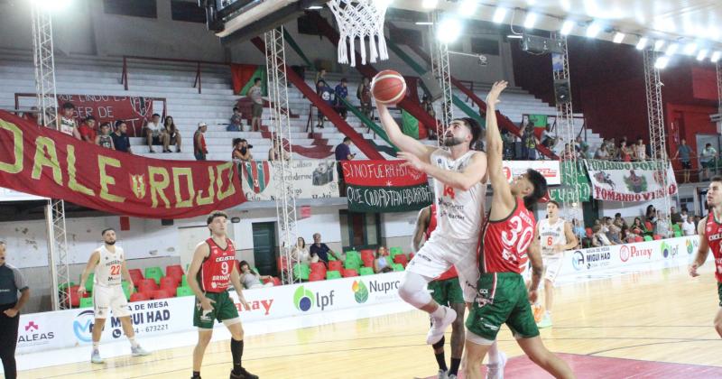 Gonzalo Romero con 16 puntos fue uno de los puntos altos en el triunfo de Pergamino Bsquet