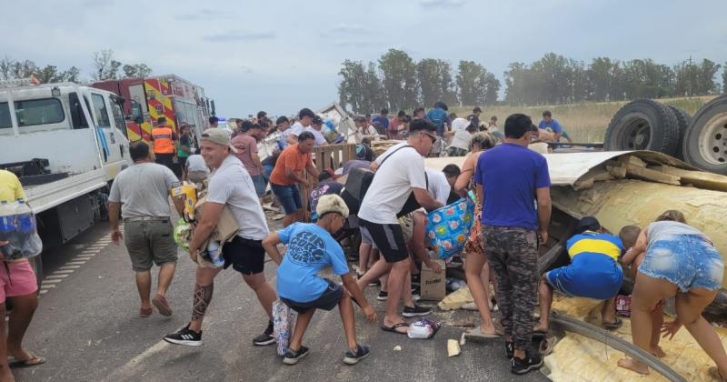 Las personas de todas las edades acudieron a cargar los productos que cayeron por la destrucción del remolque