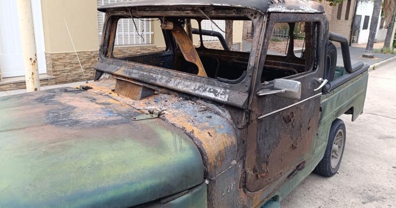 El sospechoso inició fuego en la cabina del vehículo antiguo que estaba estacionado en Vicente López al 700