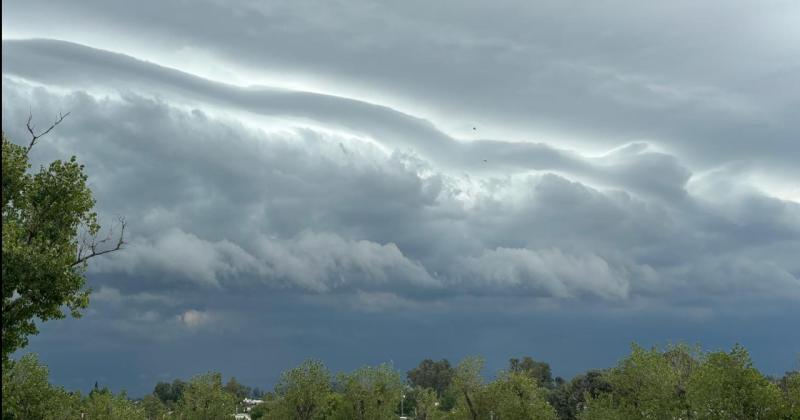 La imagen muestra el estado real de la tormenta exactamente a las 12-00 de este viernes con un frente que avanza desde el sur