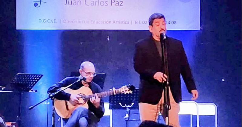 El cantante estar acompañado por el guitarrista Roberto Lanzillotta