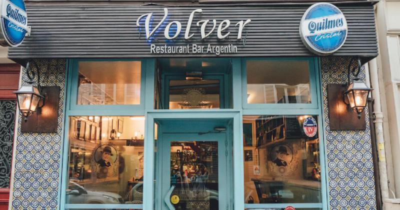 Volver es el punto de encuentro ideal para argentinos en Paris con su menú lleno de carnes argentinas y especialidades típicas