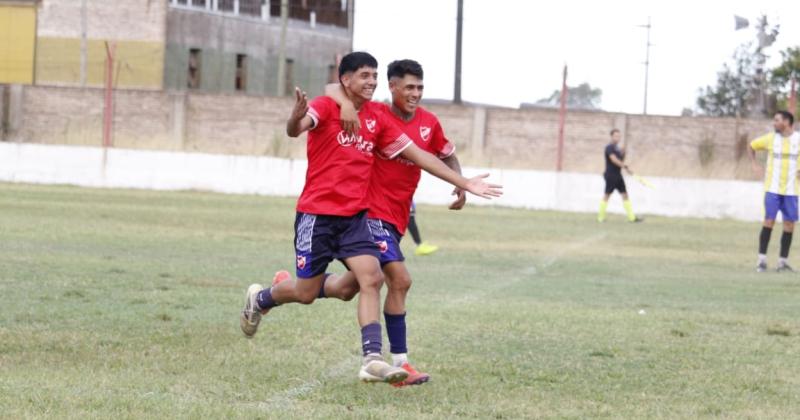 Nahuel Atondo y Tato Carpio los goleadores festejan una de las cuatro conquistas del domingo