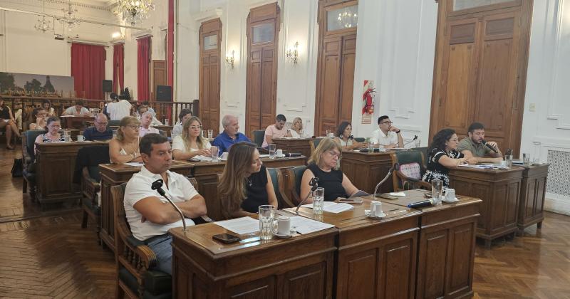 De acuerdo al artículo 68 de la Ley Orgnica de las Municipalidades el HCD convocó a una sesión extraordinaria que se llevó adelante en la tarde-noche del martes