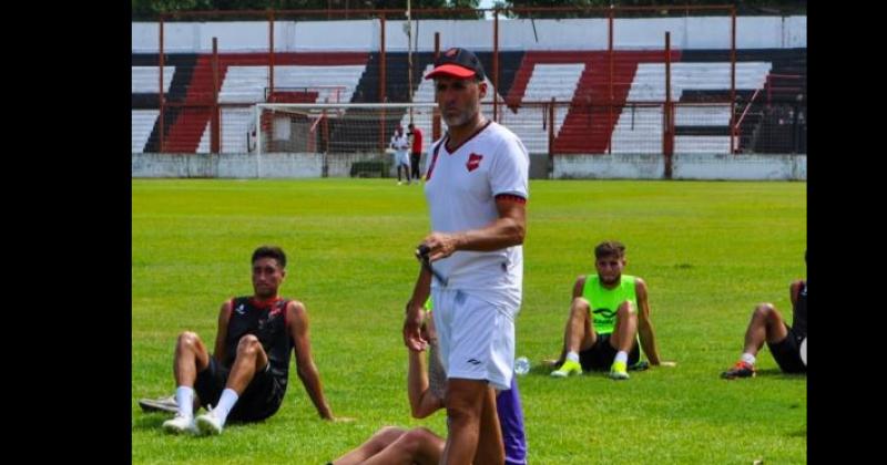 Adrin Aranda el DT que buscar llevar a Douglas a la Primera Nacional