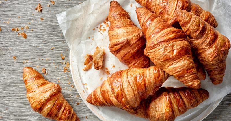  El mayor distintivo de un buen croissant son los alvéolos o burbujas de aire que encierra la masa a diferencia suya las medialunas suelen ser ms compactas