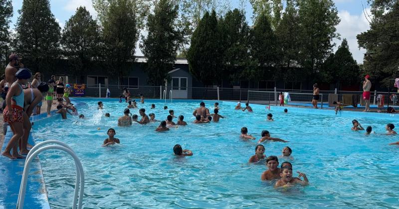 El natatorio del Club Douglas Haig fue el escenario de las actividades acuticas y al aire libre de alumnos de escuelas de la ciudad