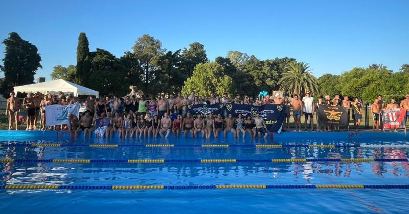 Una gran cantidad de nadadores se hicieron presentes en las instalaciones del natatorio del Club Gimnasia