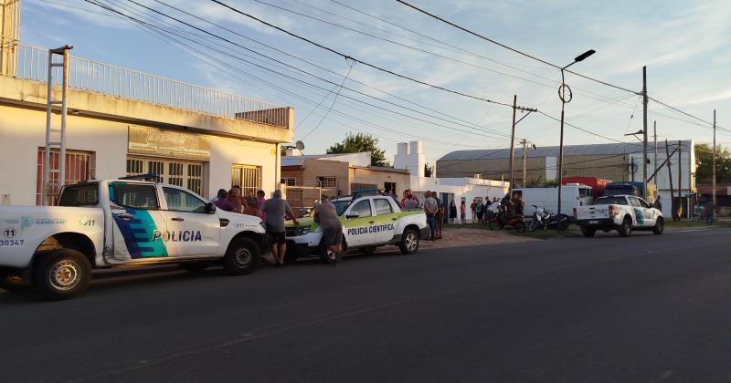 Una gran cantidad de allegados se acercaron al conocer el trgico desenlace dentro del taller mecnico