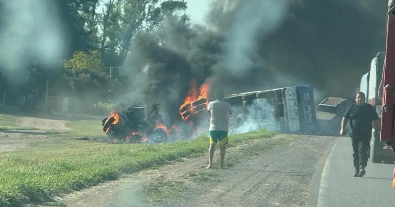 El camión ardió en llamas con los dos colonenses que iban en la cabina