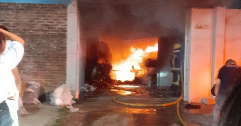 Un incendio de grandes dimensiones se expandió en un edificio donde funciona un taller de costura y existe una casa particular contigua