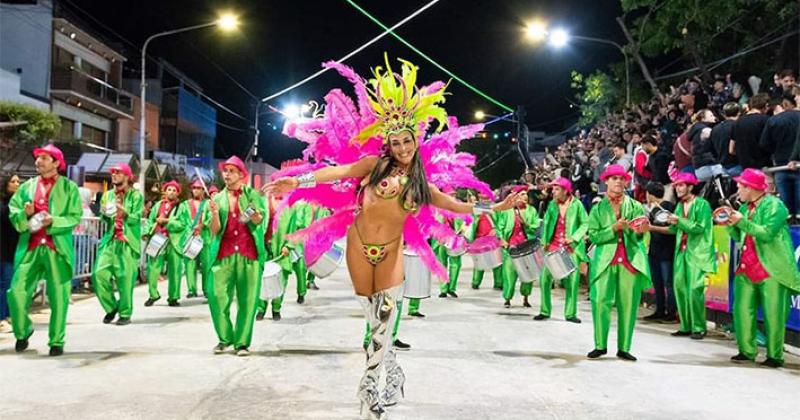 Una vez ms Pamela Molinari integra como primera bailarina la Comparsa Nuevo Imperio de la ciudad de Lincoln