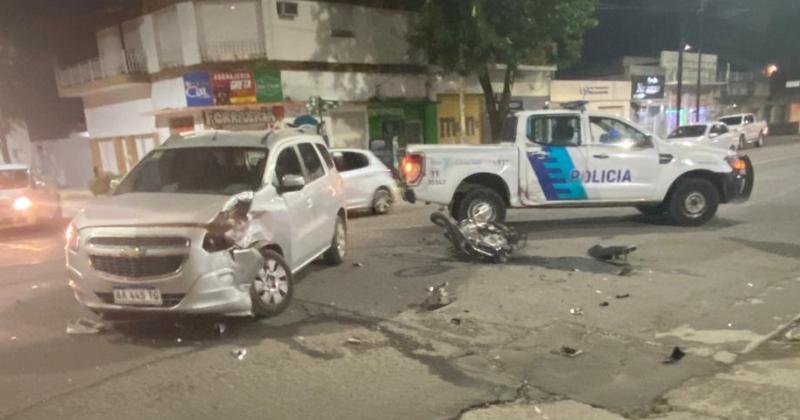 El impacto del motociclista contra el automóvil en avenida Yrigoyen y Colombia