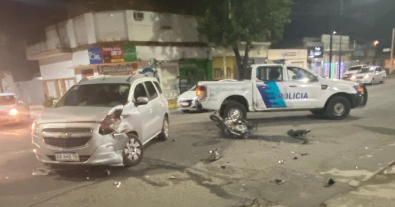 El choque entre la moto y el auto ocurrió en avenida Yrigoyen y Colombia este sbado alrededor de las 20-30