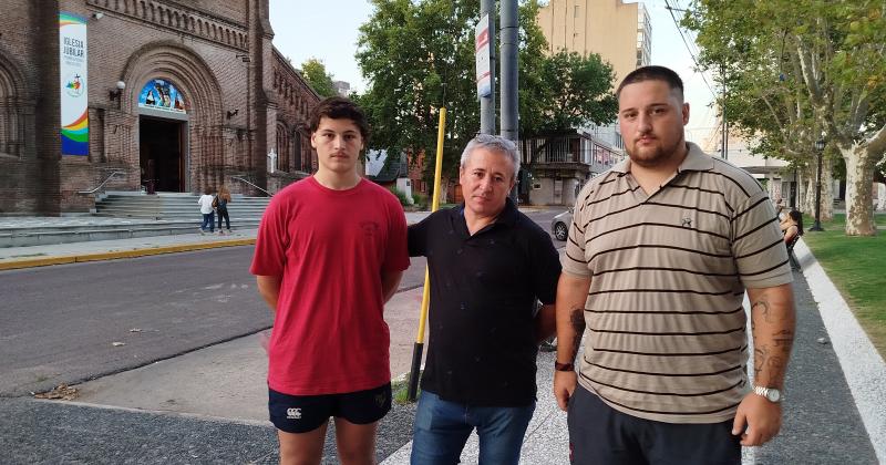 Carlos Calomarde el tío flanqueado por los primos de Gastón Artigau que estn pidiendo colaboración a la comunidad