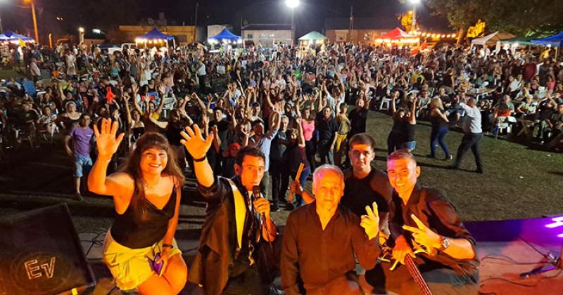 Tony Lyon brindó su alegre propuesta bailable junto a su banda