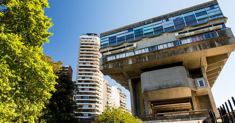 La Biblioteca Nacional cuya obra finalizó en 1961 se ha convertido en una marca de la arquitectura moderna argentina y en un ejemplo del brutalismo