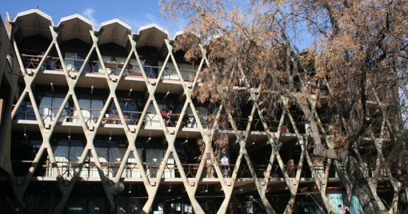 Otro edificio representativo de la arquitectura brutalista es la Facultad de Arquitectura de la Universidad de Mendoza