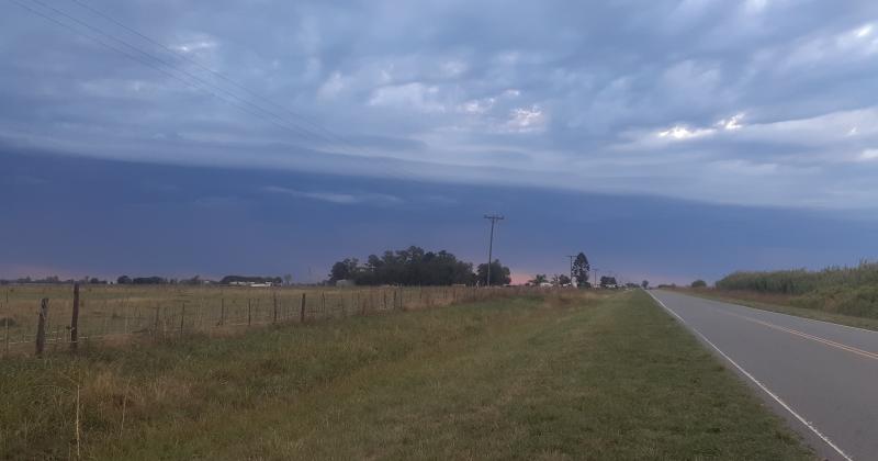 La foto muestra la tormenta que se avecinaba en la tarde noche del martes