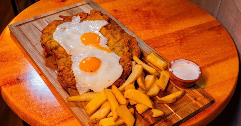 Milanesa con papas fritas un típico plato de bodegón que dice presente en Madrid