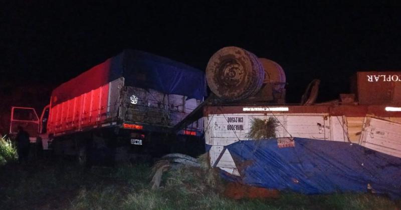 El chofer perdió el control del camión que salió despistado y volcó el acoplado sobre la banquina de la ruta 8