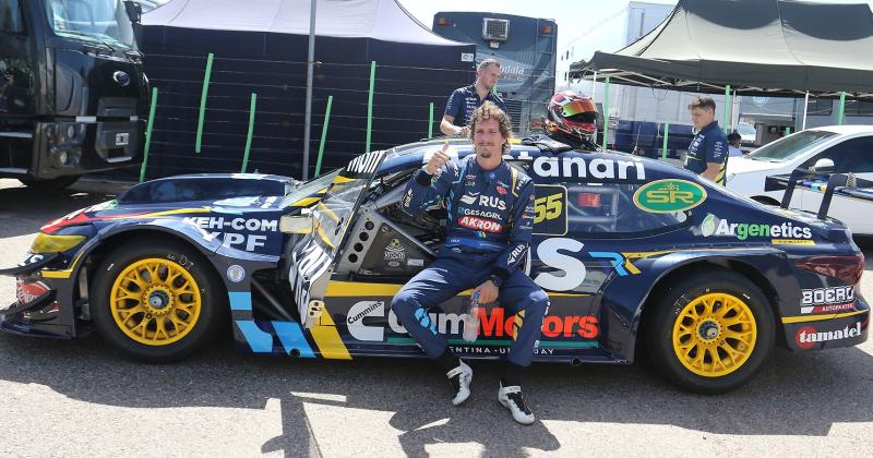 Alfonso Domenech junto al Toyota Camry con el que cumplió el sueño de debutar en TC