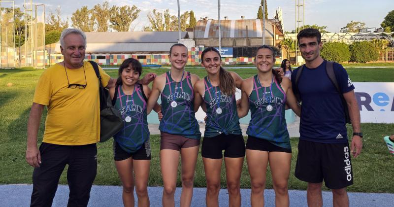 La posta 4x100 metros femenina junto a los profesores Roberto Vitale y Darío Quarati