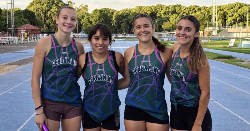 Sara Favre Sheila Paz Agustina López y Lucía Zurdo integrantes de la posta 4x100 que finalizó segunda