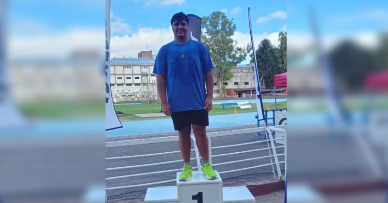 Francisco Gutiérrez en el primer escalón del podio de lanzamiento de bala U18