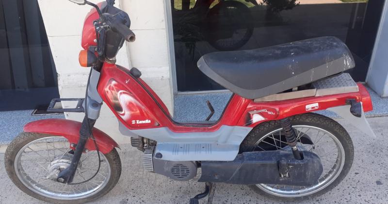 La motocicleta Zanella 50 cc roja se encuentra en muy buen estado de conservación