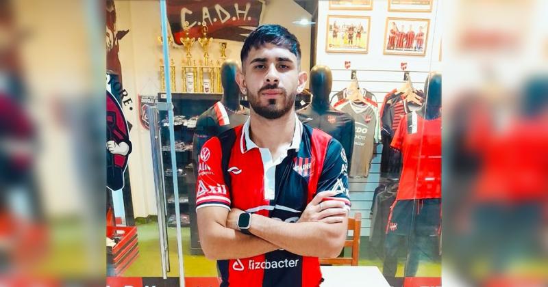 Agustín Jara con la camiseta rojinegra tras firmar su contrato en la sede del club