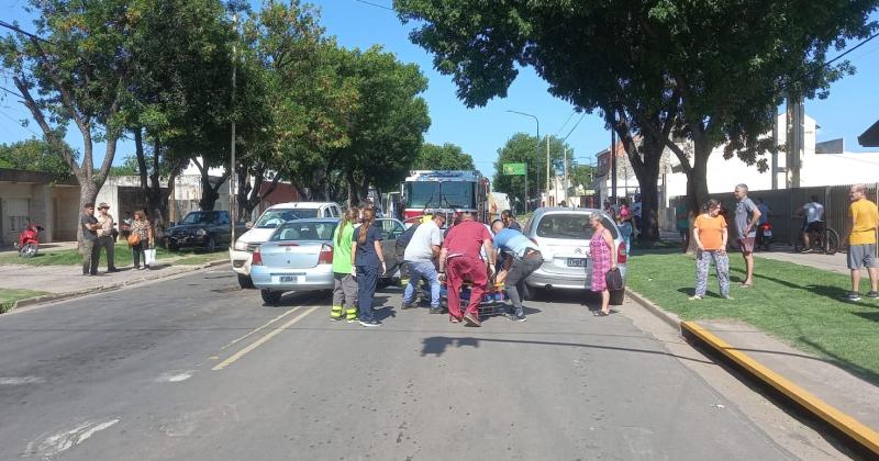 Las personas brindaron ayuda espontnea a los ambulancieros y rescatistas para asistir a la persona lesionada