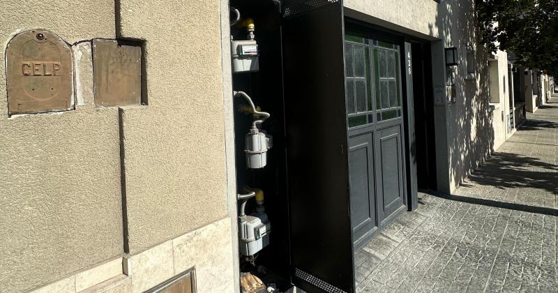 La puerta del medidor de gas abierto y los daños de la instalación en una vivienda de Lorenzo Moreno