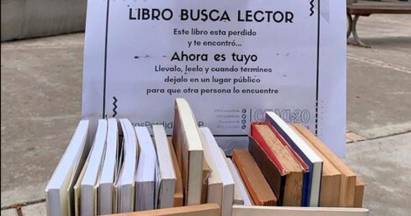 La idea es dejar un libro en algún espacio público El objetivo es que quien lo tome pueda leerlo pero luego liberarlo 