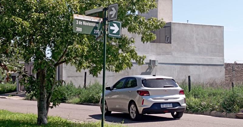 Este viernes se estuvo trabajando en la señalización de las calles en los barrios Martín Illia y Laguna del Virrey