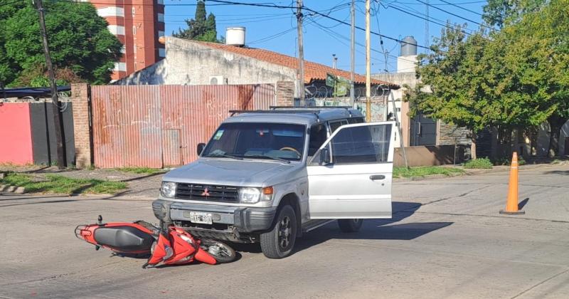 La motocicleta tenía la prioridad de paso en esa encrucijada al circular por la arteria que le daba la mano derecha