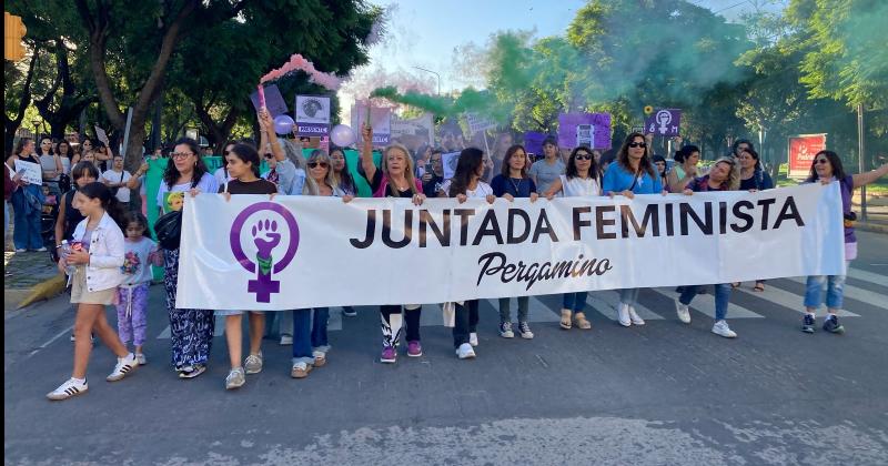 Numerosas mujeres marcharon por las calles de nuestra ciudad haciendo visible la lucha del feminismo