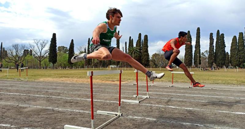 La Escuela Integral de Atletismo funciona en el Parque Municipal y es coordinada por Andrés Buey