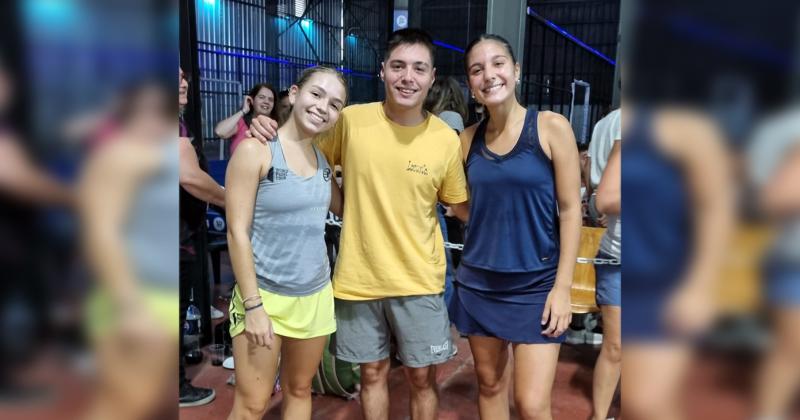 Valentina Andreoli y Valentina Carnevale subcampeonas junto al coach Facundo Cubilla