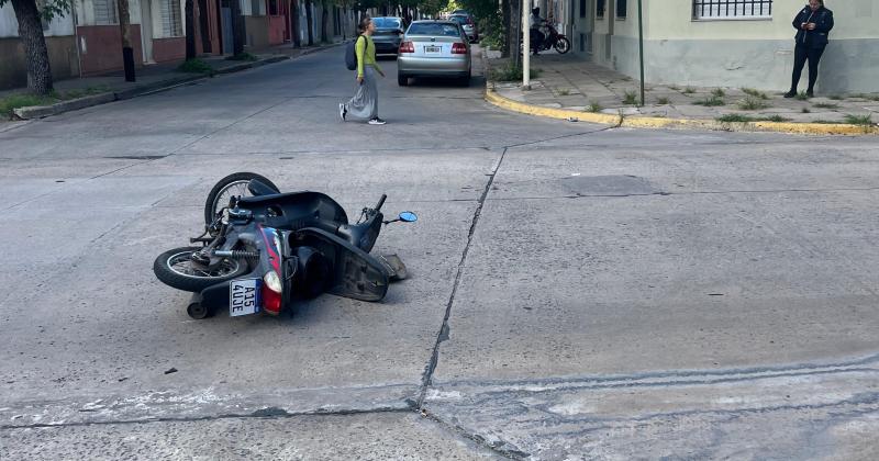 En la moto iban montadas dos personas y el conductor terminó con los huesos de sus dos piernas fracturados